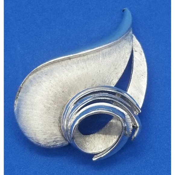 Trifari Modern Design Heart Brooch Pin Brushed Polished Mixed Finish Silver Tone - Picture 4 of 7